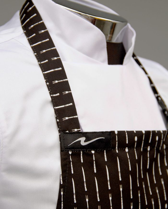 Peto-Clasico-Estampado-Detalle-Cubiertos-Blancos-FN-Colombia-Chef